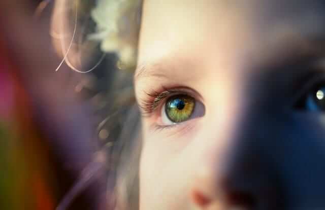 How do you applie eye ointment to children? - דוקטור אפי