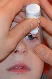 איך שמים טיפות עיניים בילדים (ובמבוגרים)?
