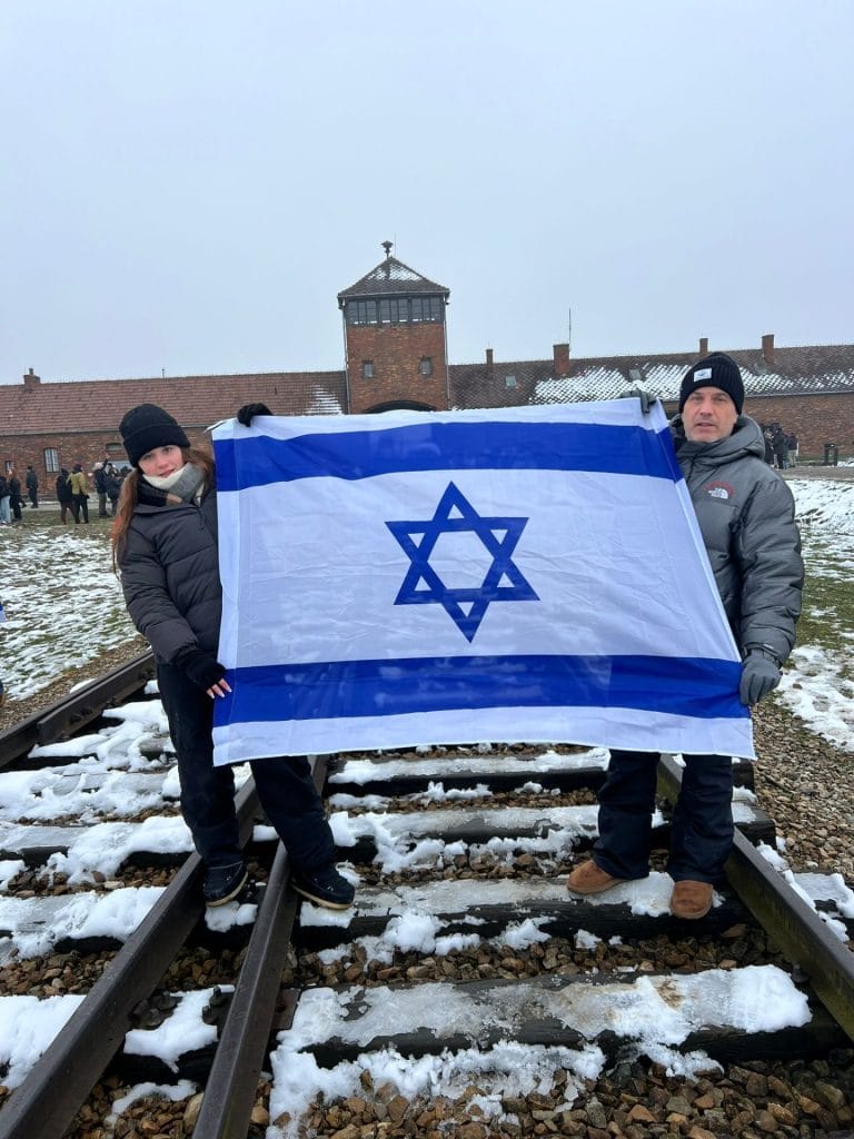 על הדרך עץ עומד