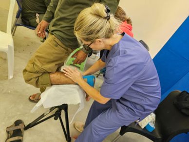 קרוליןם מטפלת בחייל 1